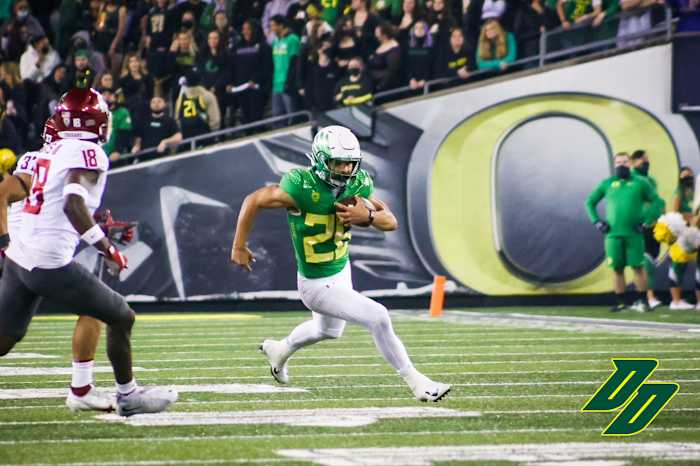 Travis Dye runs against Washington State.